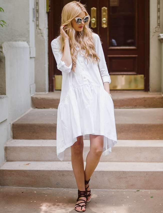 Avec sa coupe taille basse, cette petite robe chemise a tout pour plaire !