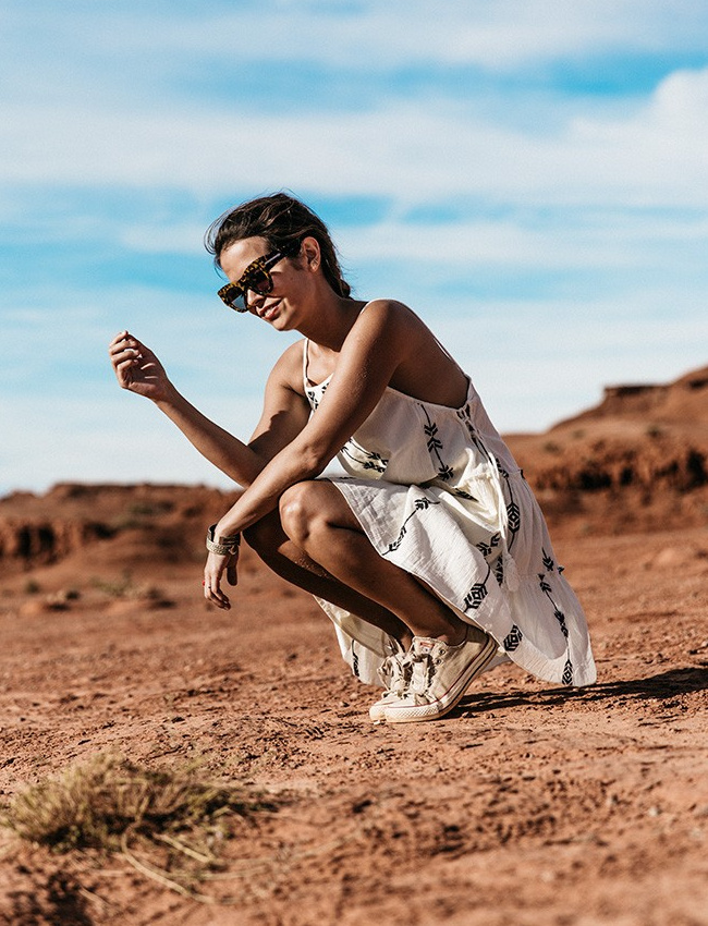 Petite robe l�g�rement folk + converses blanches et vieillies = le bon mix