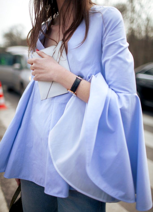 Entre bleu layette et manches ultra amples, cette blouse a tout bon !