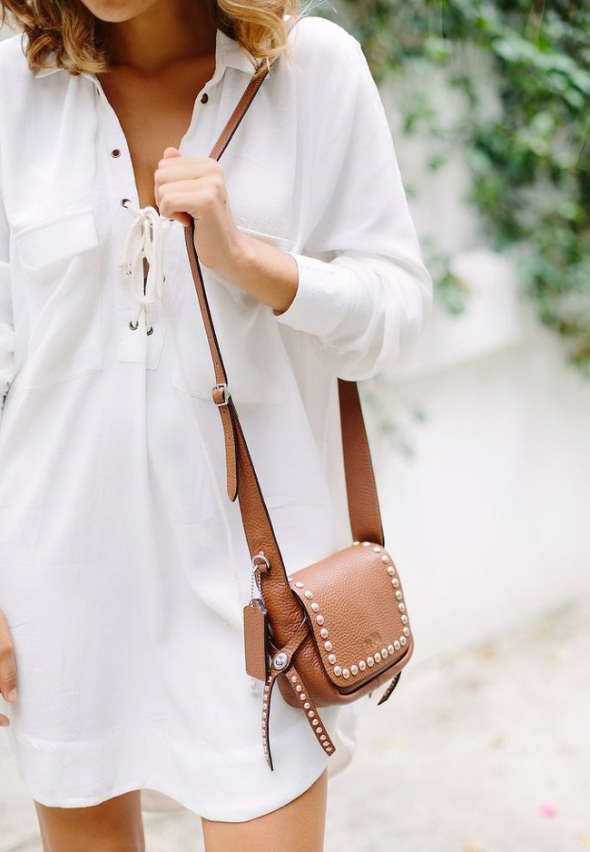 Robe saharienne blanche + mini sac caramel = le bon mix