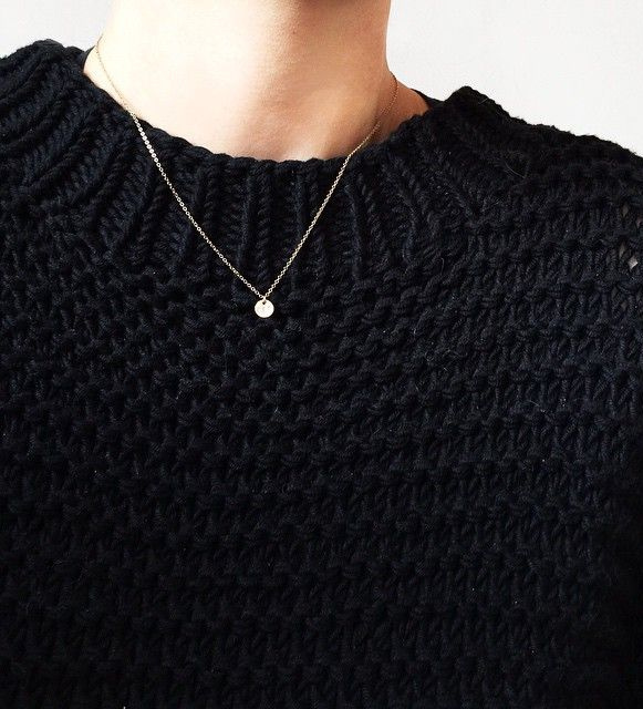 Micro collier + maxi pull = le bon mix