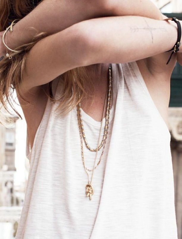 Cet �t�, on n'h�site pas � user et abuser du mix marcel loose/accumulation de fins colliers !