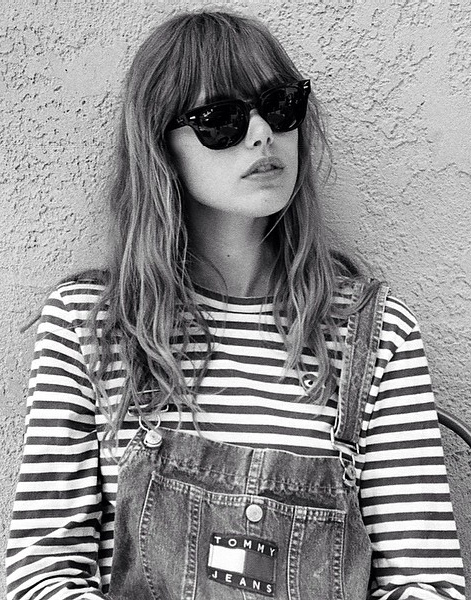 On ne se lasse pas du trio salopette en jean + marini�re + Ray Ban !