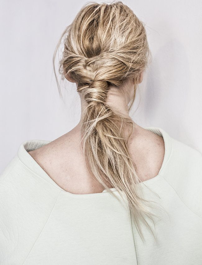 Rien de tel que des cheveux textur�s par un spray surf pour se composer une coiffure faussement n�glig�e !