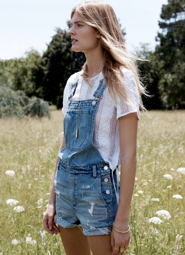 Pour twister une salopette short en jean, on pense � l'associer � un top semi-translucide