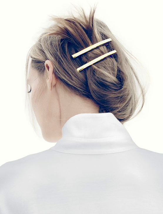 Coiffure faussement n�glig�e + barrettes strictes = le bon mix