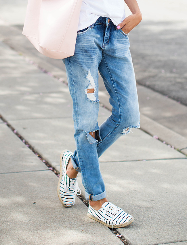 Rien de tel qu'une paire d'espadrilles ray�es � lacets pour booster un jean destroy !