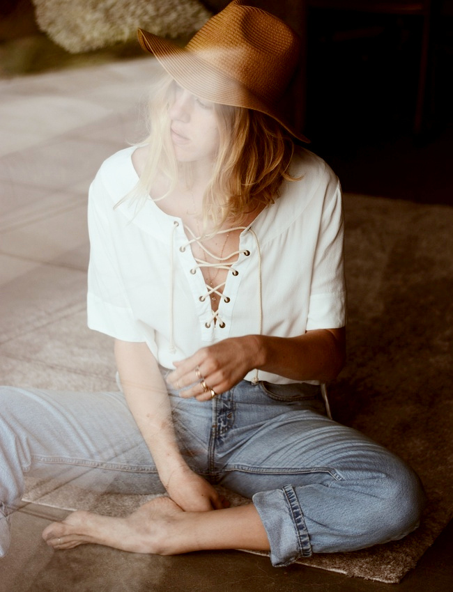 Cette saison, le top lac� sur le devant vole la vedette au tee-shirt blanc !