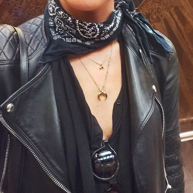 Total look noir rock + fins bijoux dor�s boh�mes = le bon mix