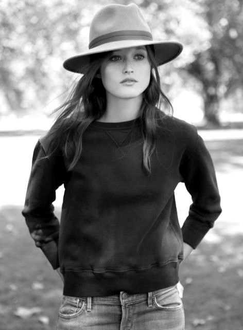Fedora + sweat-shirt court noir = le bon mix