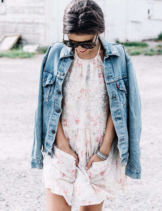 Rien de tel qu'une veste en jean d�lav� pour r�chauffer une mini robe fleurie !