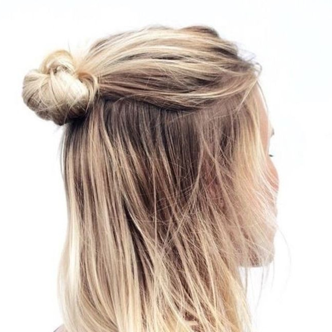 Le demi-chignon, la parfaite coiffure estivale !