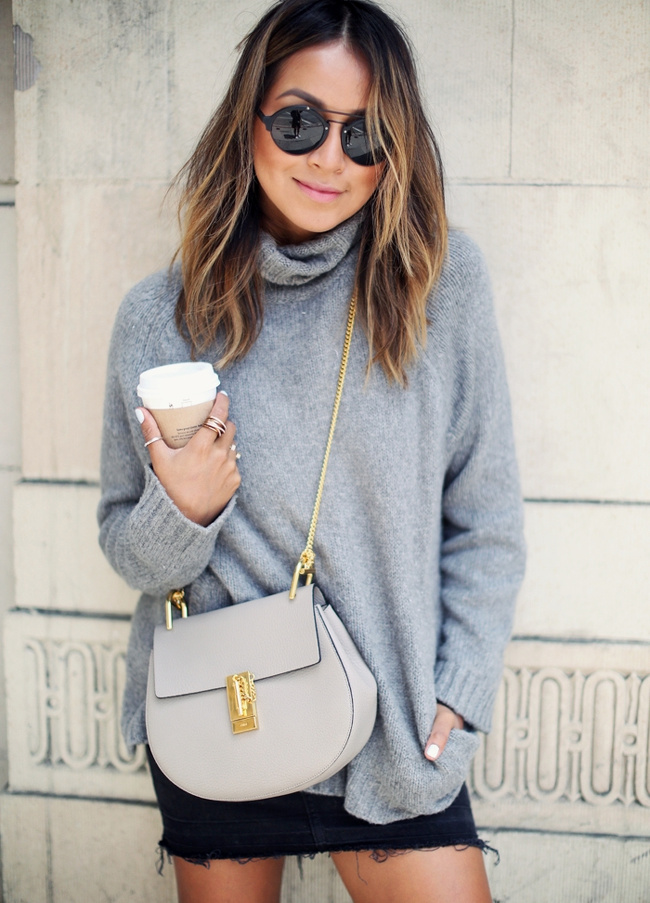 Gros pull + mini jupe + d�tails dor�s = le bon mix