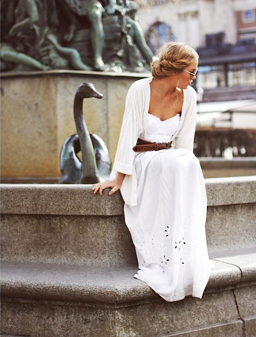 Cet �t�, on pense � ceinturer nos longues robes blanches d'une large ceinture en cuir tabac