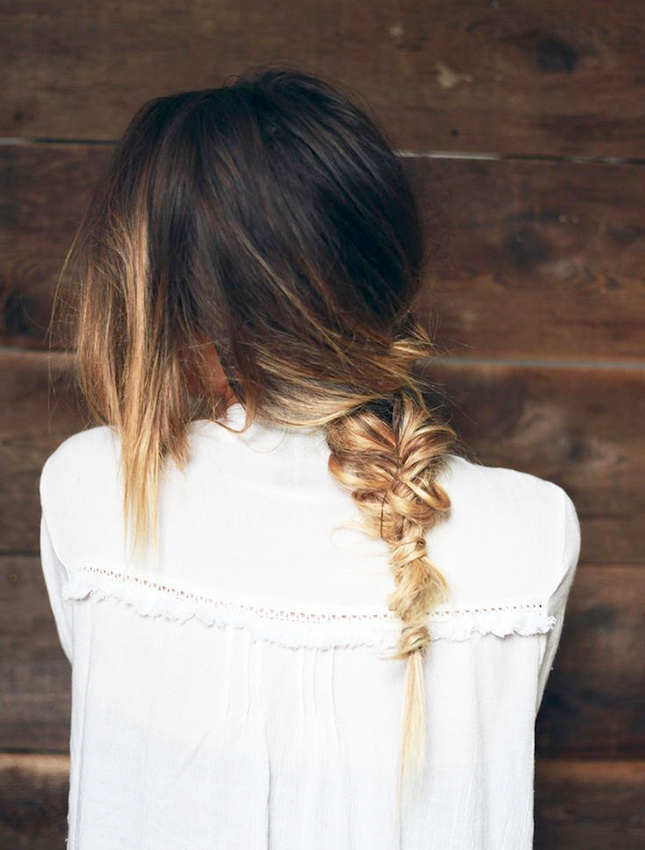Sur une chevelure tie&dye, la tresse gagne en charme boho