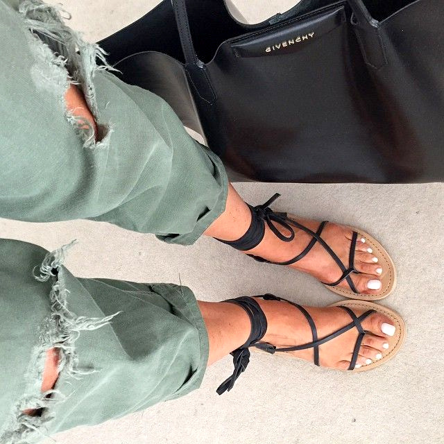 Chino kaki destroy + fines sandales plates � lacets noirs = le bon mix