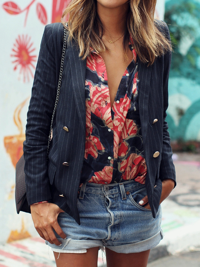 Gliss�e sous un blazer, la chemise hawa�enne gagne en chic urbain