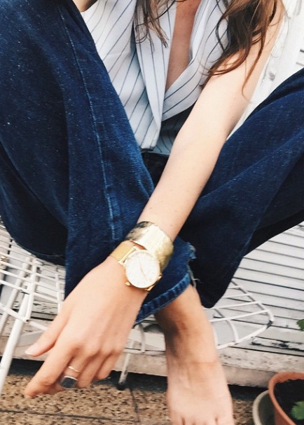 Jean ultra brut + bijoux dor�s = le bon mix