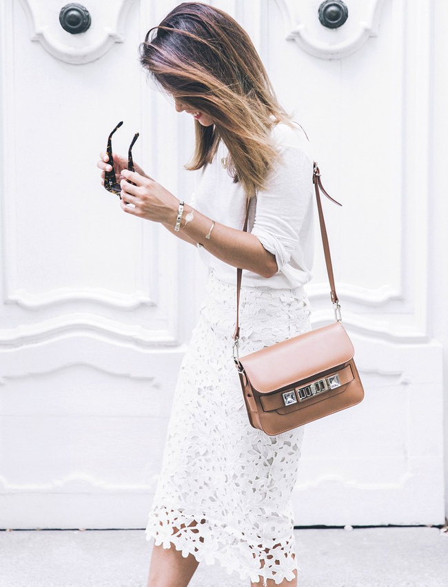 Jupe tube blanche en dentelle + baskets + top blanc + sac en bandouli�re caramel = le bon mix