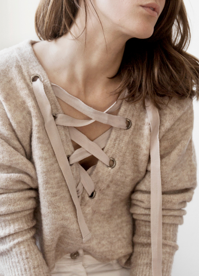 Et si l'on customisait nos pull-overs grand col V ?