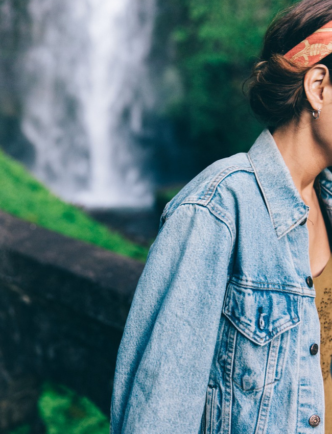 Veste en jean oversize + foulard p�che nou� en bandeau dans les cheveux = le bon mix