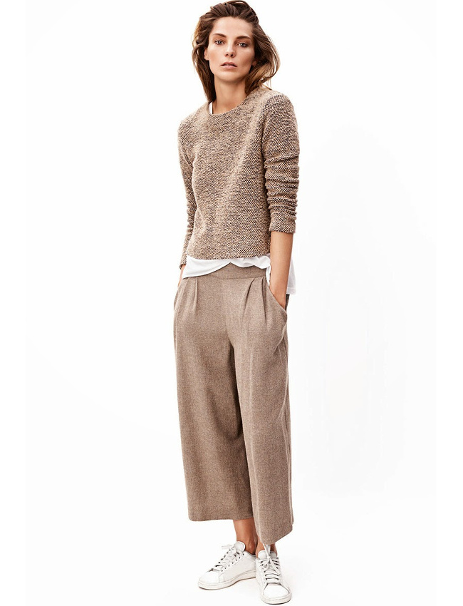 Boost� au contact d'une paire de baskets blanches, le camel gagne en casualness