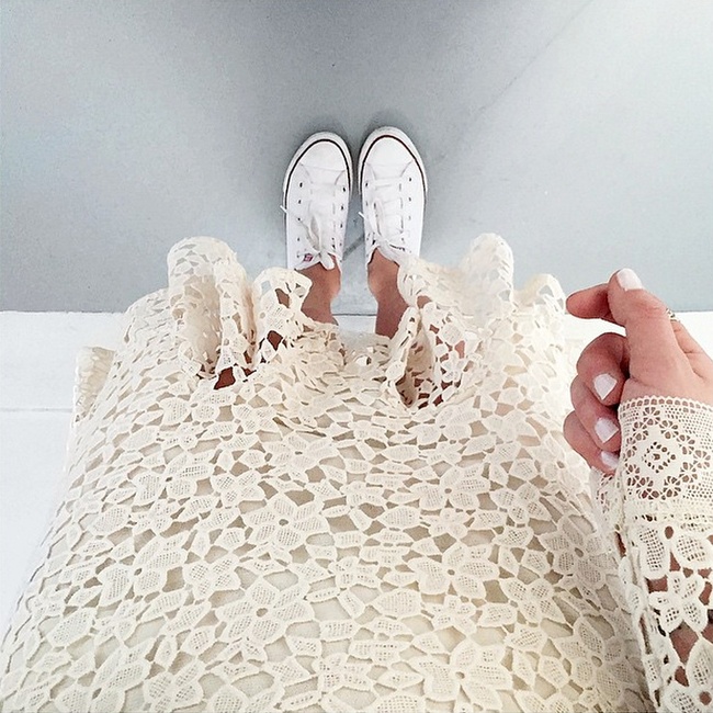 Converses blanches + robe en dentelle cr�me = le bon mix