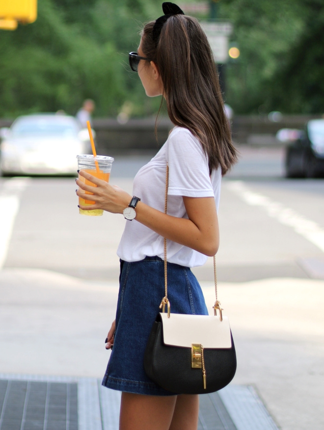 Jupe trap�ze en jean + tee-shirt blanc = le duo du moment