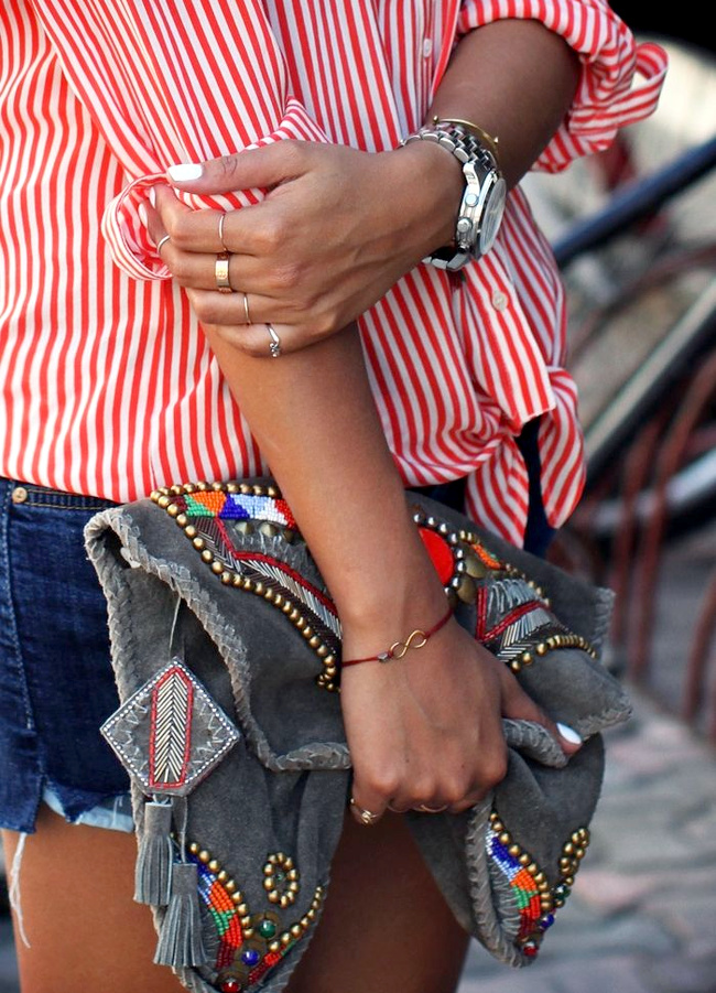 Pochette ethnique + chemise ray�e + accumulation de bagues = le bon mix