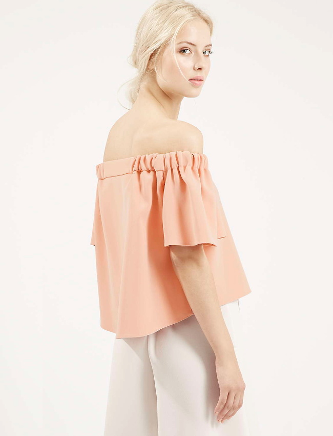 Entre teinte poudr�e et encolure Bardot, ce top a tout bon !