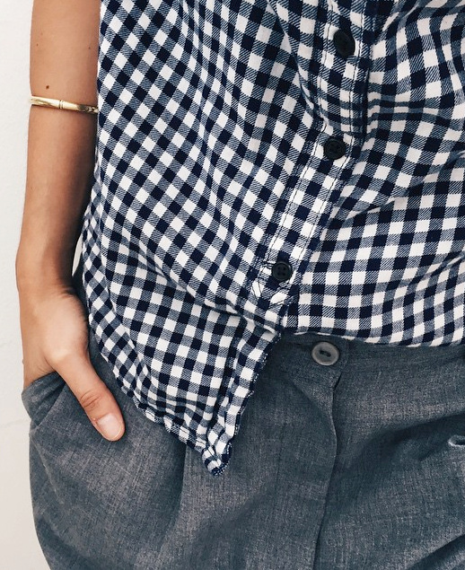 Rien de tel qu'un bracelet dor� pour booster une chemise vichy !