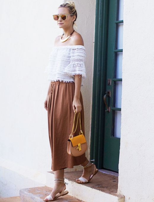 Ce �t�, on n'h�site pas � user et abuser du duo top Bardot/jupon midi