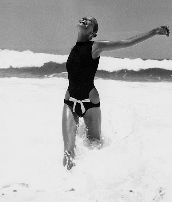 Wanted : le maillot de bain une pi�ce de Veruschka !