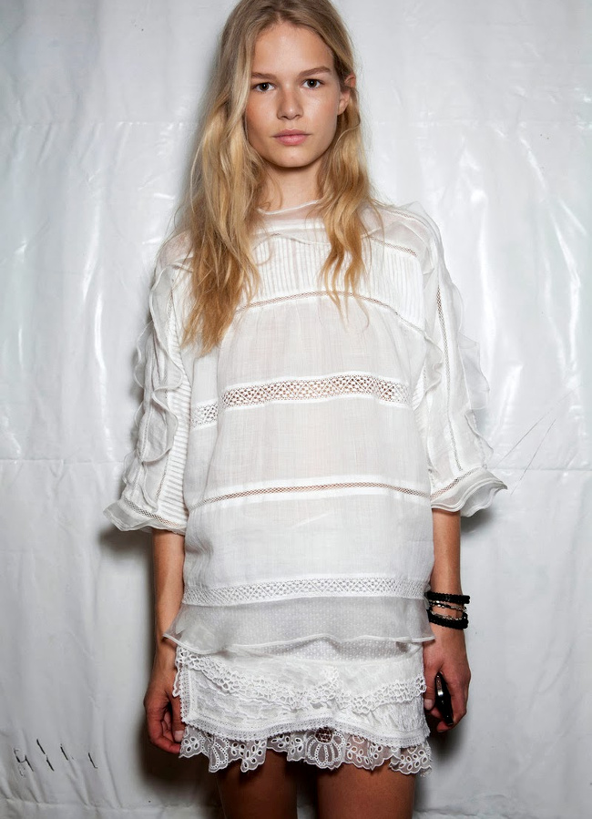 Entre dentelle et monochrome blanc, ce look Isabel Marant a tout bon !