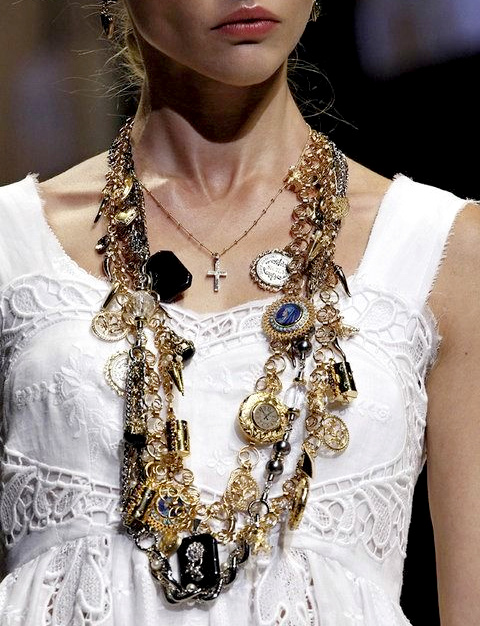 Robe en dentelle blanche + accumulation de m�dailles = le bon mix