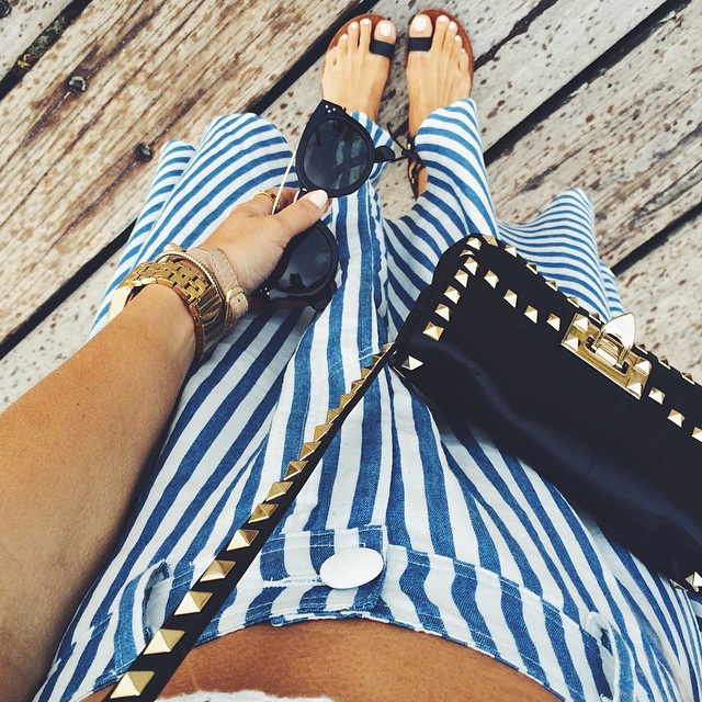 Cet �t�, on pense � t�lescoper jupe midi ray�e et boutonn�e � du cuir noir clout�