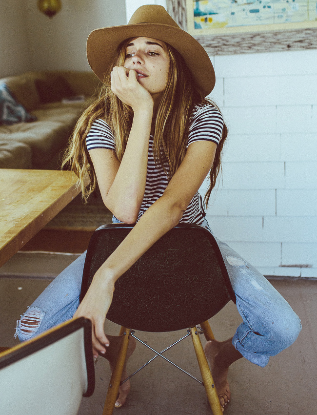 Chapeau de cowboy + tee-shirt ray� + jean destroyed = le bon mix