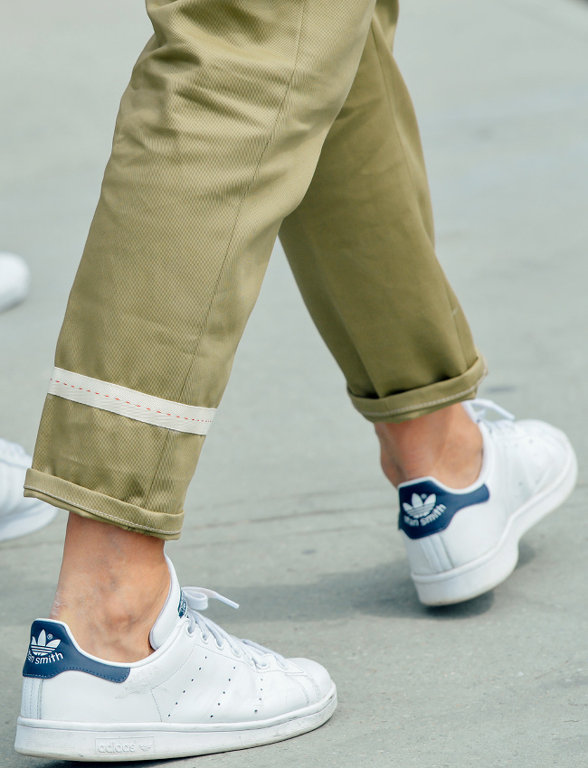 Baskets blanches + pantalon kaki roulott� sur la cheville = le bon mix