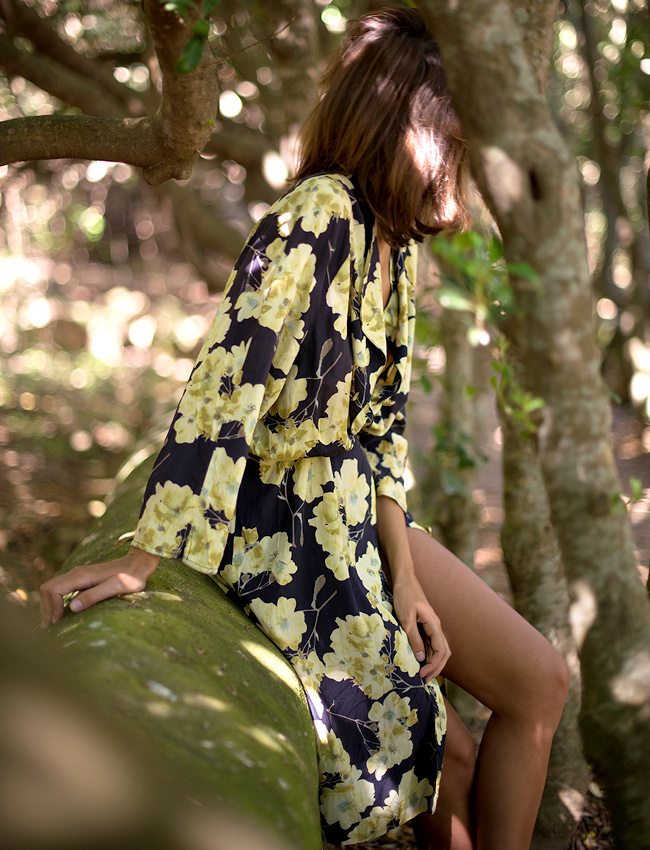 Port�e avec nonchalance, la robe portefeuille se r�v�le ultra sensuelle