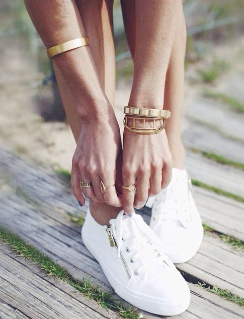 Qu'importe la marque, cet �t� on continue de porter des baskets blanches !