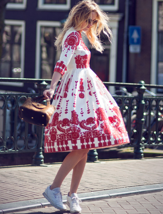 Robe longueur midi brod�e + baskets blanches = le bon mix