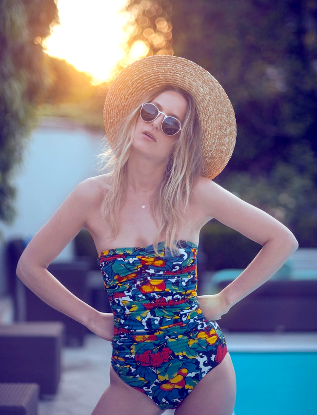 Pliss� et joliment imprim�, ce maillot une pi�ce nous donne envie de bouder les bikinis !