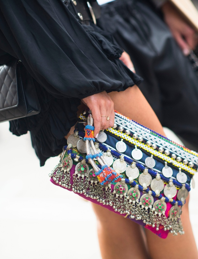 Rien de tel qu'une pochette folk pour booster un total look noir !