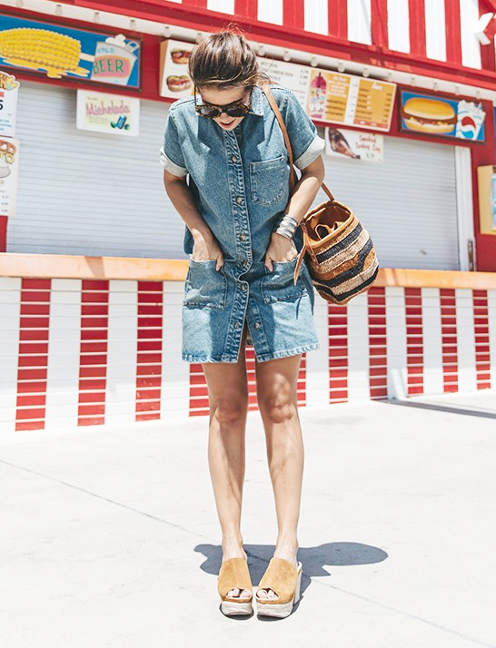 On aime quand la chemise en jean se d�cline en mini robe !