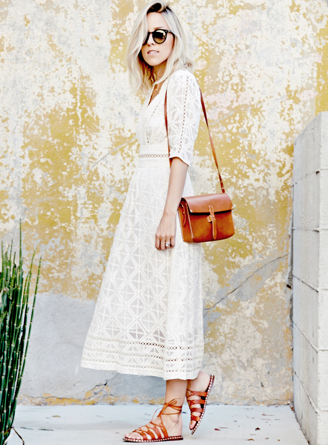 Robe blanche en mati�re ajour�e + petite sacoche caramel + sandales � lacets = le bon mix