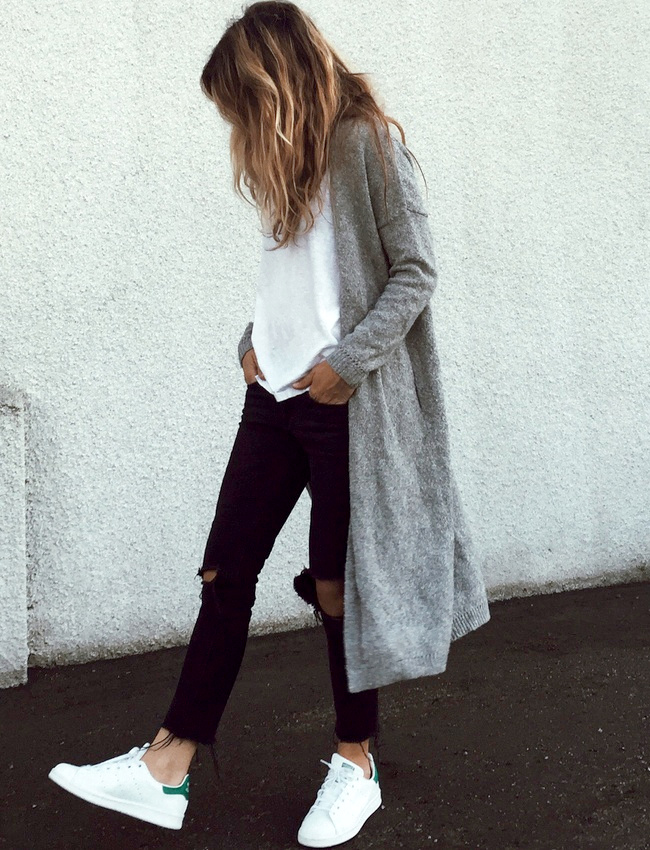 Baskets blanches + tee-shirt blanc + slim destroy noir + long et fin gilet = le bon mix