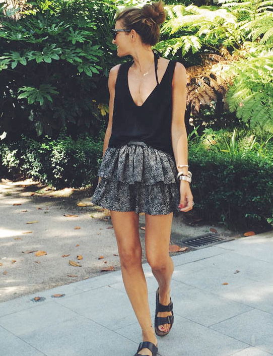 Port�es avec une mini jupe � volants, les Birkenstock gagnent en l�g�ret� !