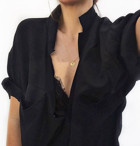 La brassi�re en dentelle gagne � �tre vue au creux des d�collet�s !