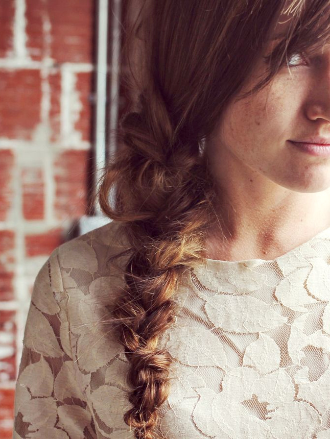 Un brin d�coiff�e, la tresse sur le c�t� brille par son charme nonchalant