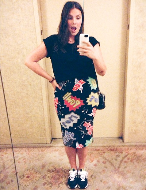 Jupe crayon fun + baskets = le bon mix